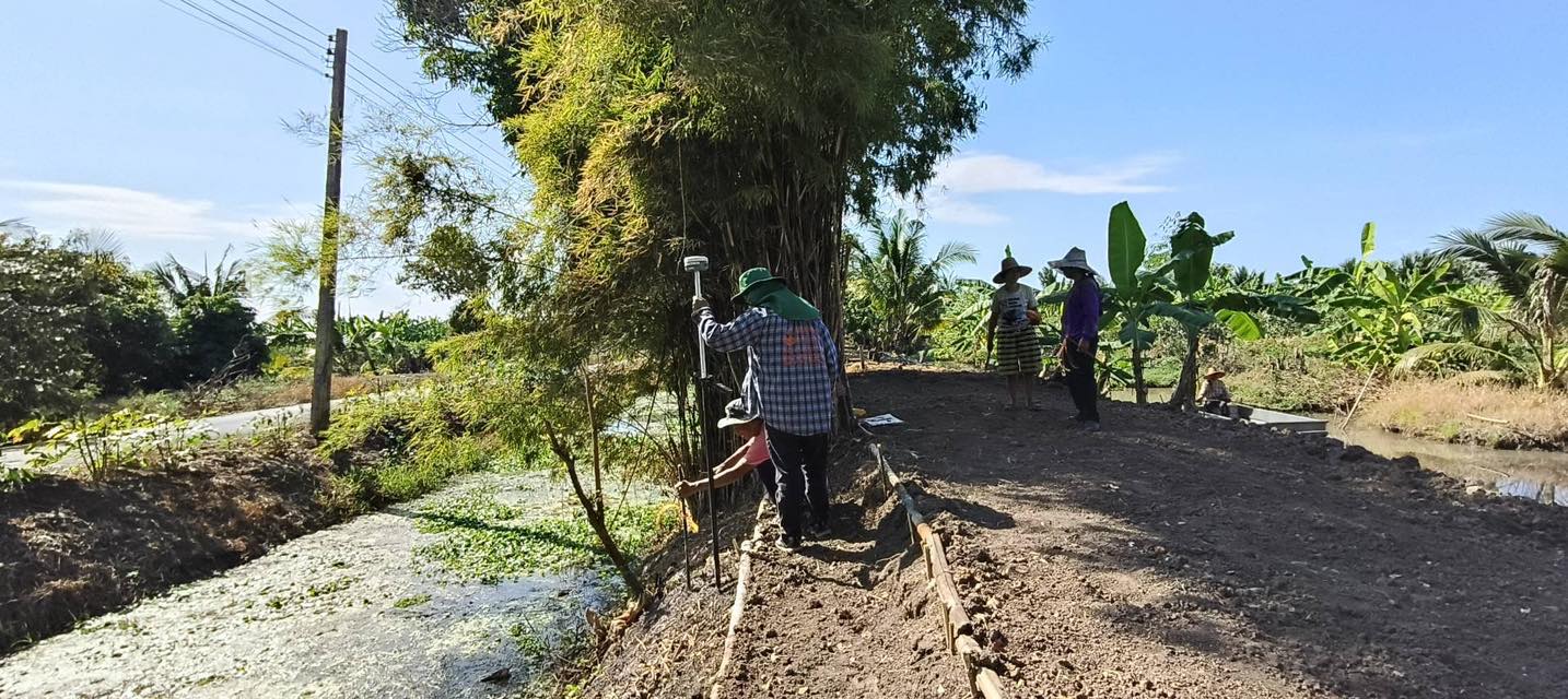 title - กลุ่มงานช่างและแผนที่ โดยนายจักรพงศ์ วรเสฏฐ์ฐากูร นายช่างสำรวจอาวุโส และนายศักดิ์สิทธิ์ พลายระหาร ผู้ช่วยช่างสำรวจ ดำเนินการรังวัดถนนในซอยปฏิรูป 11 กลุ่มที่ 152 ตามคำขออนุญาตใช้ที่ดินเพื่อกิจการสาธารณูปโภคในเขตปฏิรูปที่ดิน ขององค์การบริหารส่วนตำบลบึงชำอ้อ  อำเภอหนองเสือ จังหวัดปทุมธานี